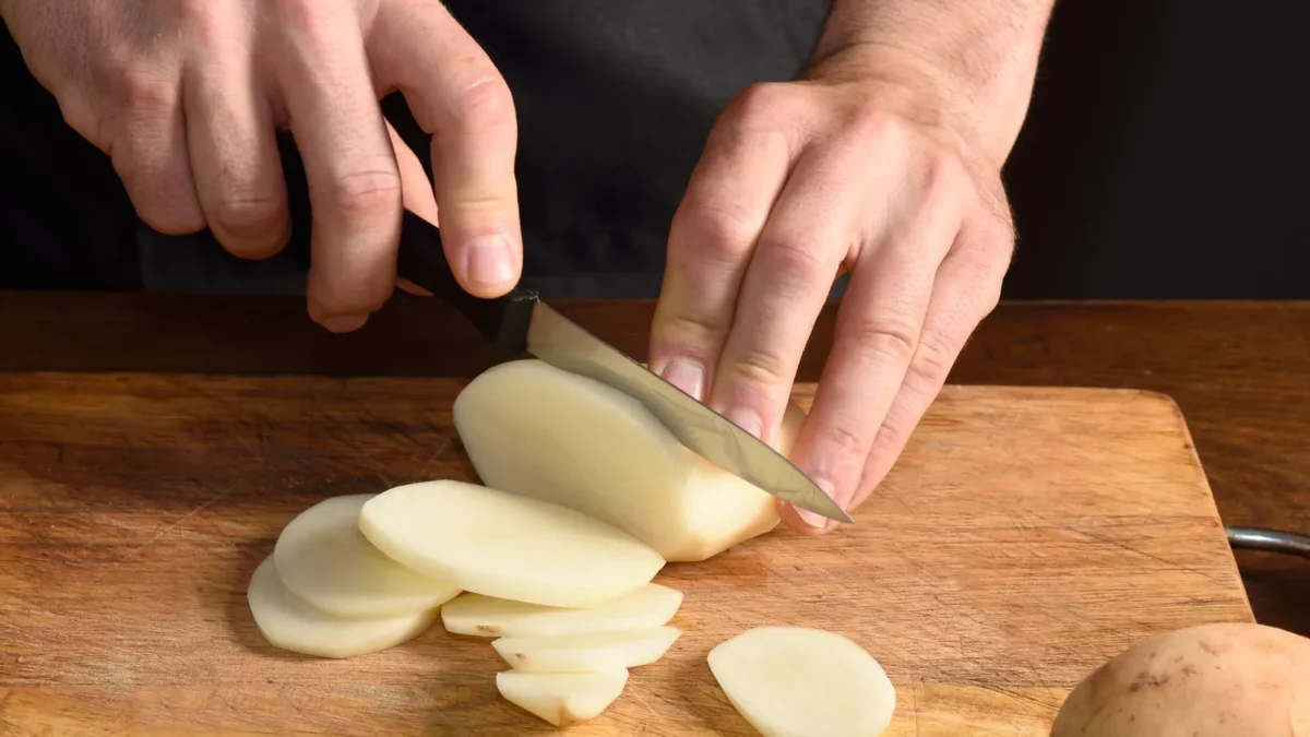 Rubbing potato slices