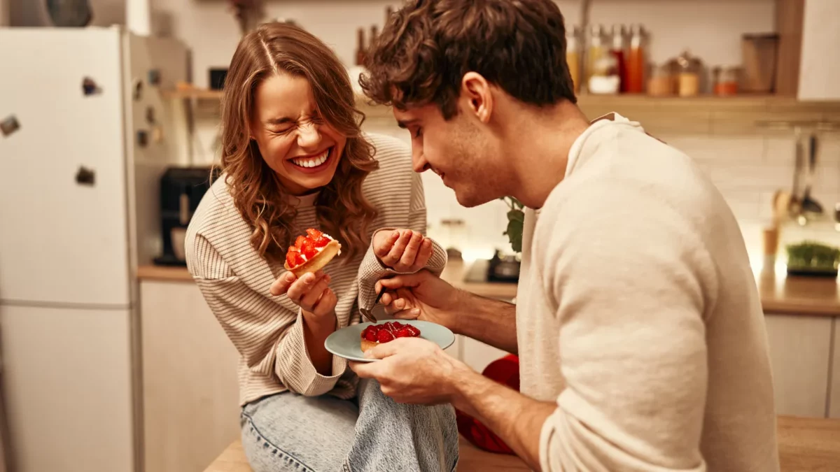 Young couple eating cakes
