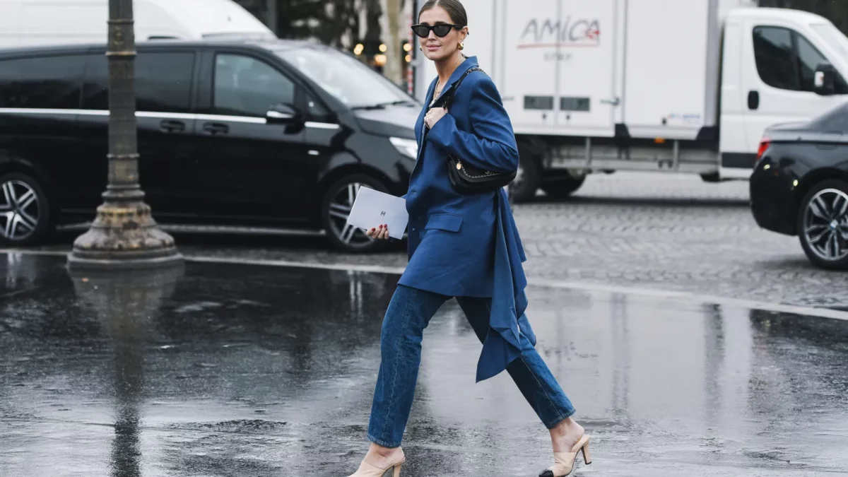 Street style outfit in navy blue